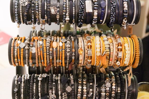 Les bracelets sont fabriqués avec quels matériaux?