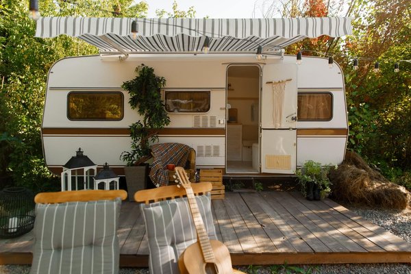 Quels types d'hébergements sont disponibles au camping de la Corniche ?