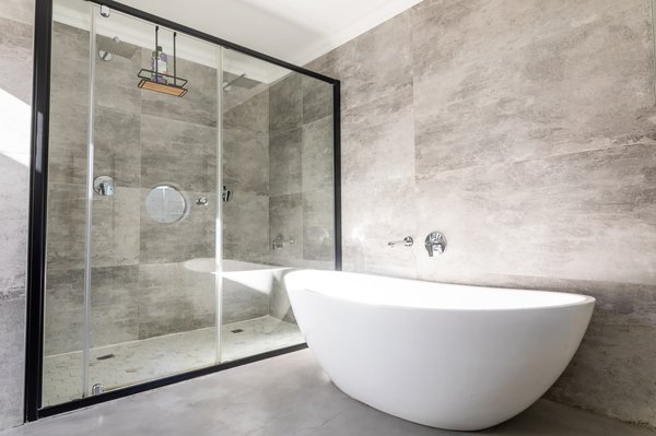 Comment obtenir un devis précis pour l'installation d'une douche sécurisée à domicile ?