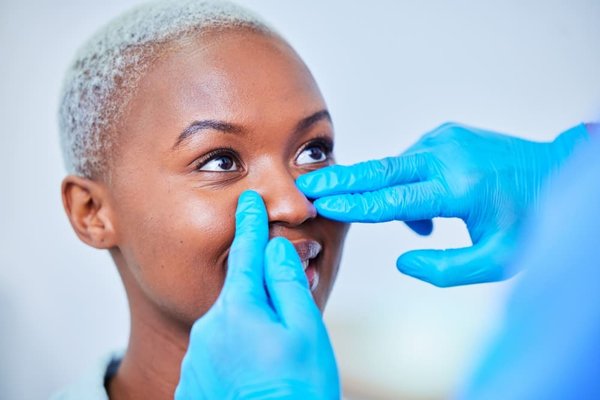 Tout savoir la rhinoplastie : définition et déroulement de l'opération